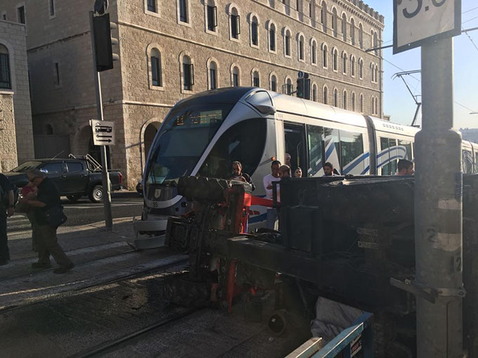 حادث ما بين القطار الخفيف وتراكتور في القدس